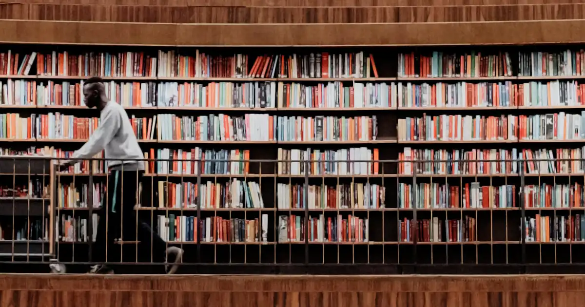 Estante com livros gays brasileiros.